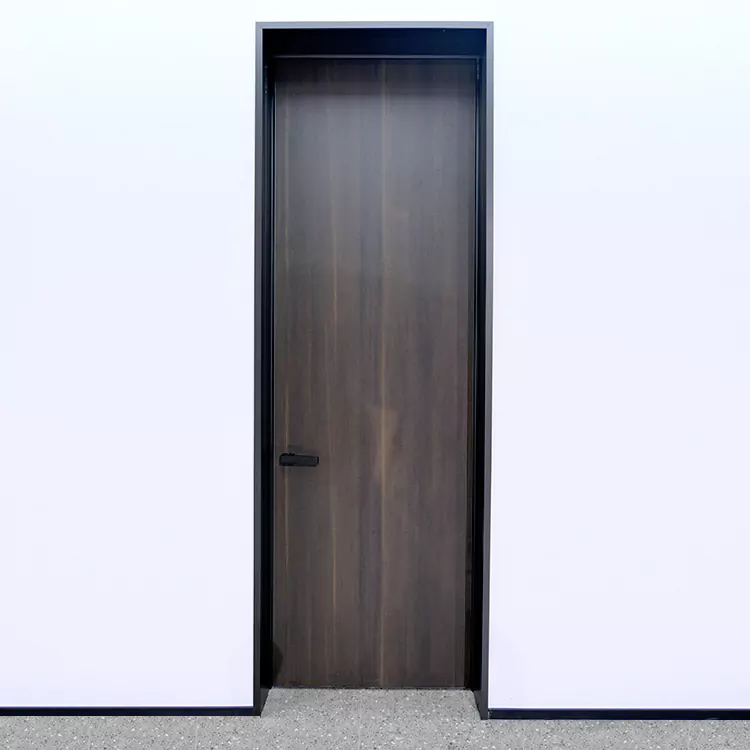 ¿Qué hace que una puerta batiente de núcleo sólido de alta resistencia sea ideal para edificios comerciales?
