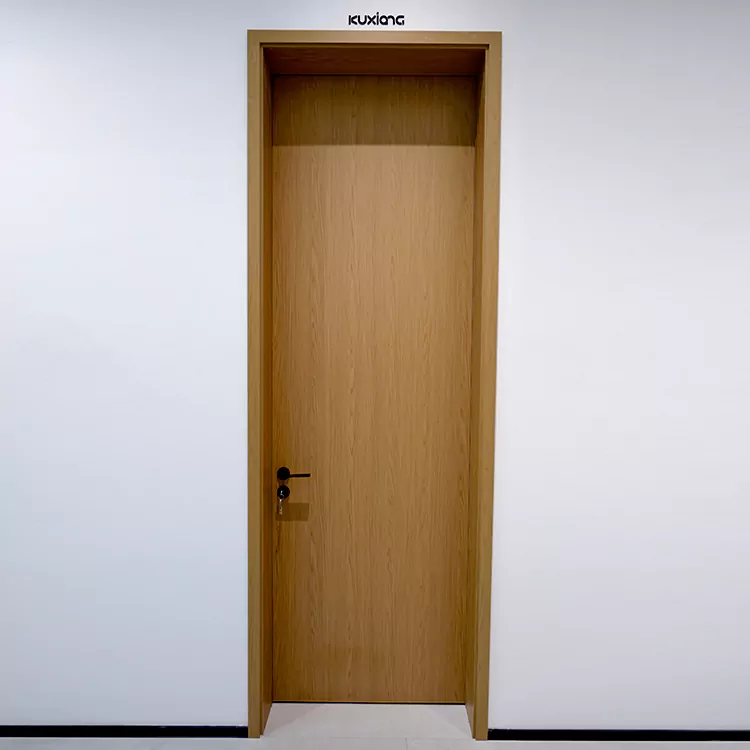 Puerta batiente interior asequible